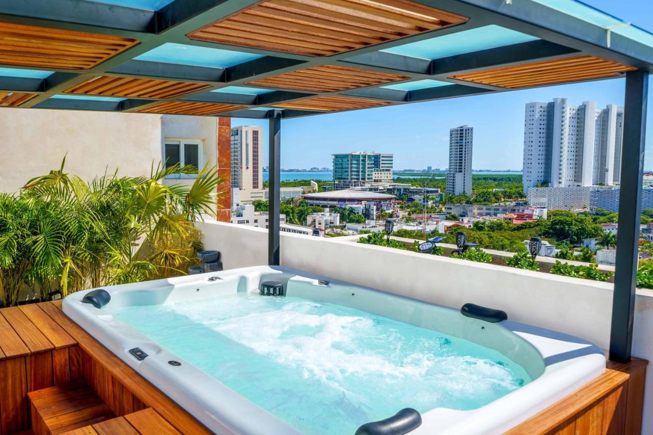 Penthouse With Private Jacuzzi - Three Bedroom Apartment *